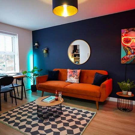 Neon Road At Park House Peterborough City Centre Apartment Bagian luar foto