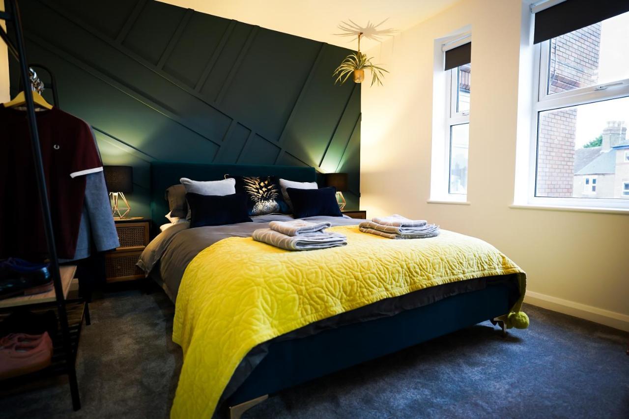 Neon Road At Park House Peterborough City Centre Apartment Bagian luar foto