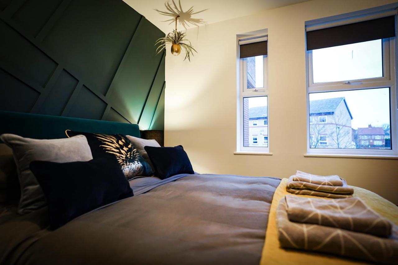Neon Road At Park House Peterborough City Centre Apartment Bagian luar foto