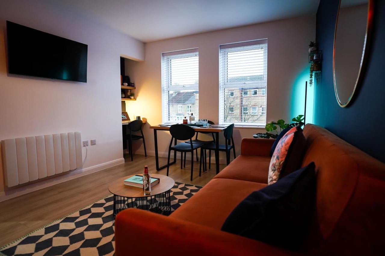 Neon Road At Park House Peterborough City Centre Apartment Bagian luar foto
