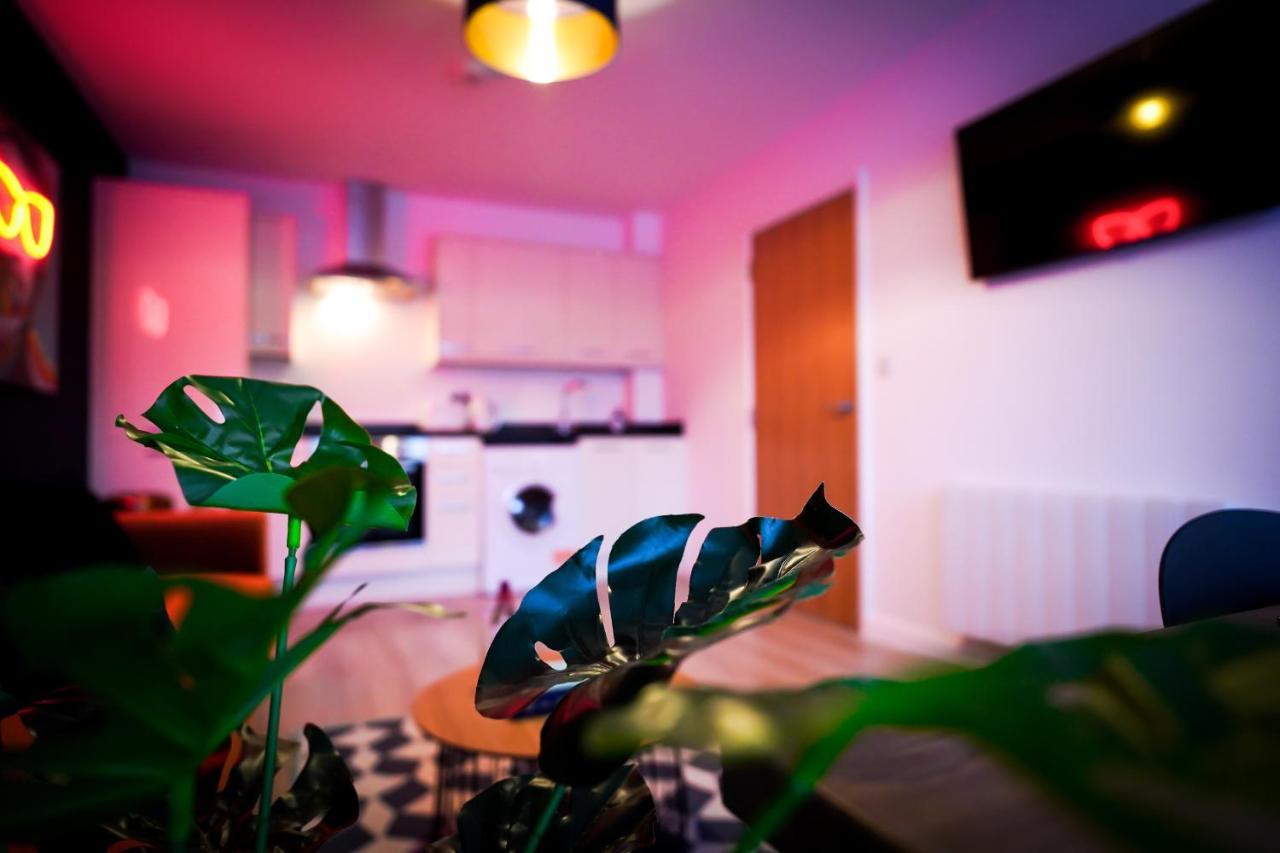 Neon Road At Park House Peterborough City Centre Apartment Bagian luar foto
