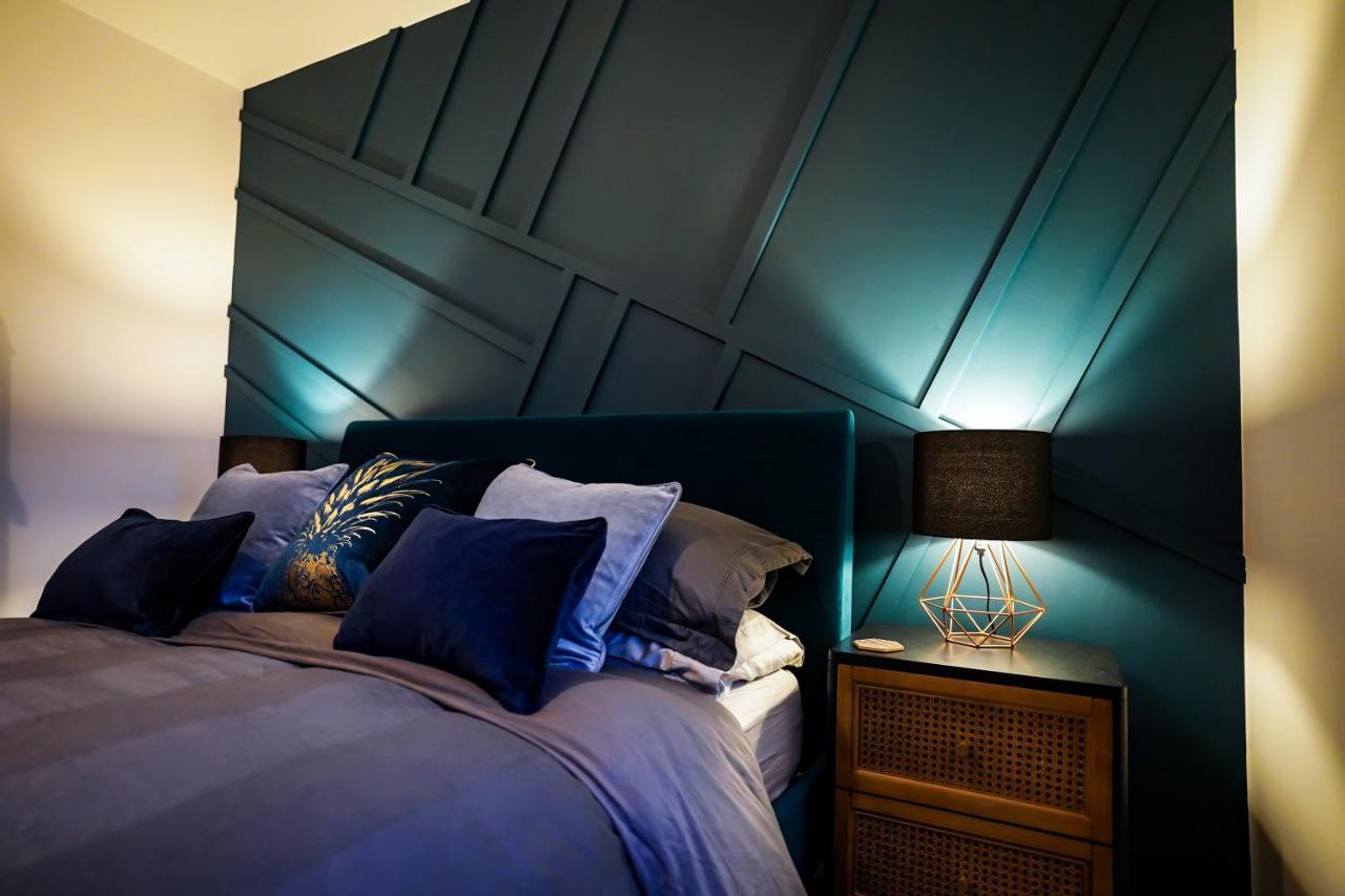Neon Road At Park House Peterborough City Centre Apartment Bagian luar foto