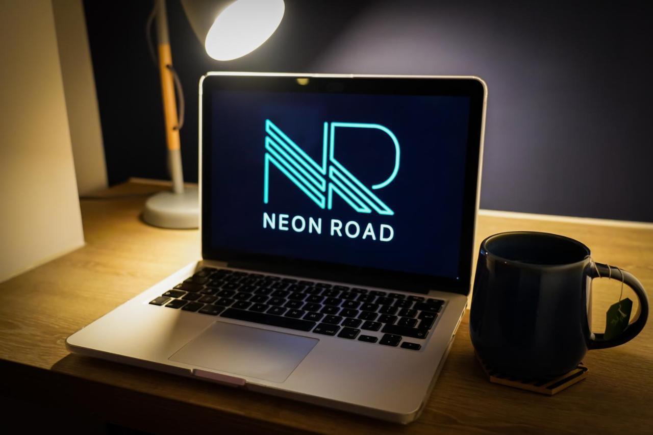 Neon Road At Park House Peterborough City Centre Apartment Bagian luar foto