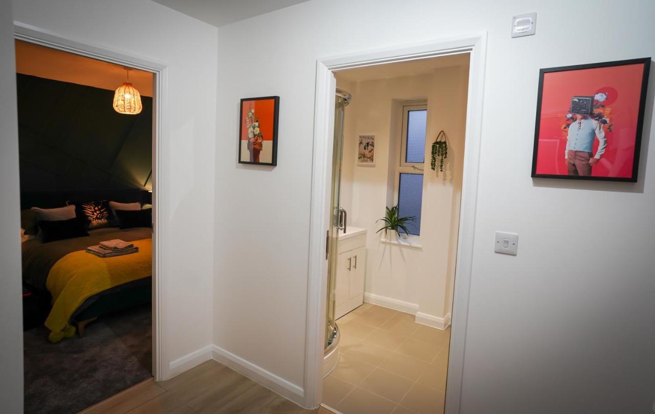 Neon Road At Park House Peterborough City Centre Apartment Bagian luar foto
