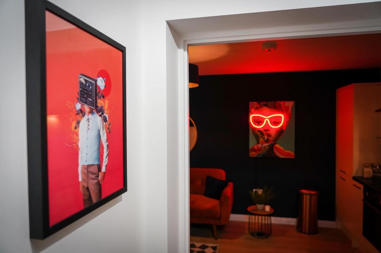 Neon Road At Park House Peterborough City Centre Apartment Bagian luar foto