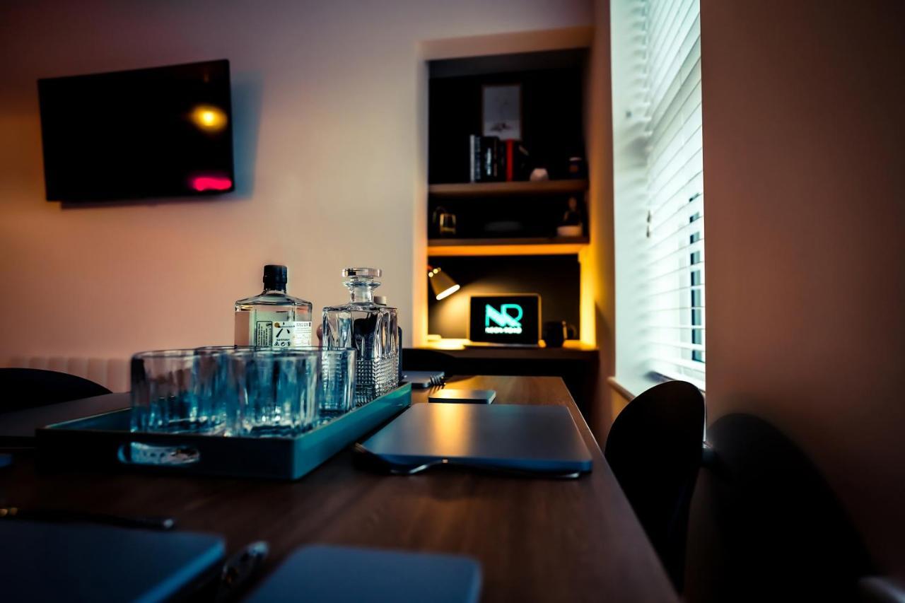 Neon Road At Park House Peterborough City Centre Apartment Bagian luar foto