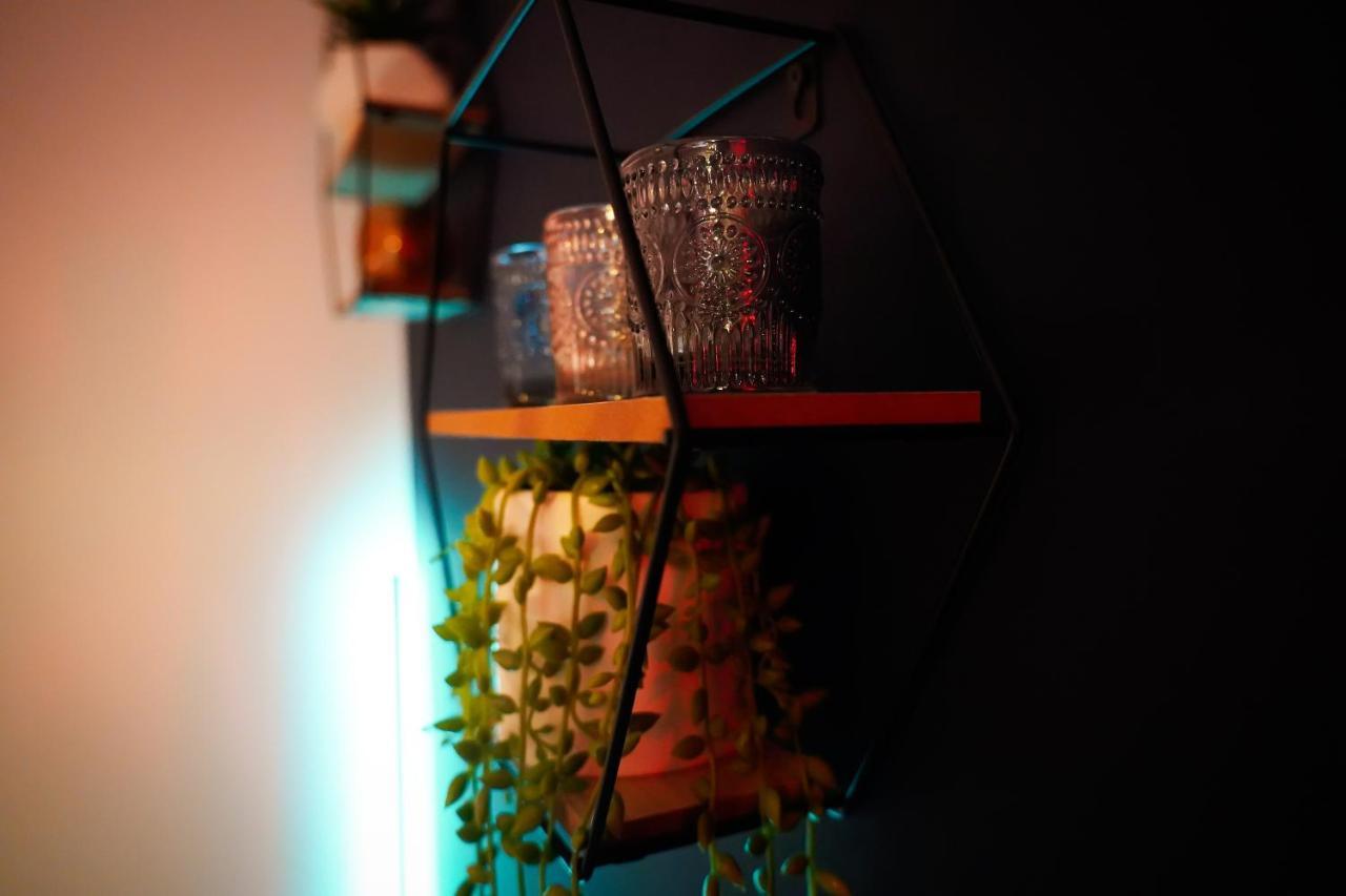 Neon Road At Park House Peterborough City Centre Apartment Bagian luar foto
