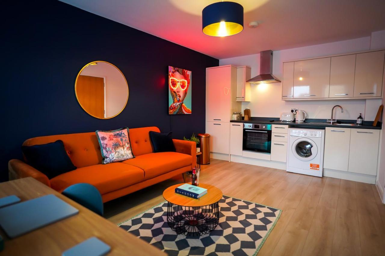 Neon Road At Park House Peterborough City Centre Apartment Bagian luar foto