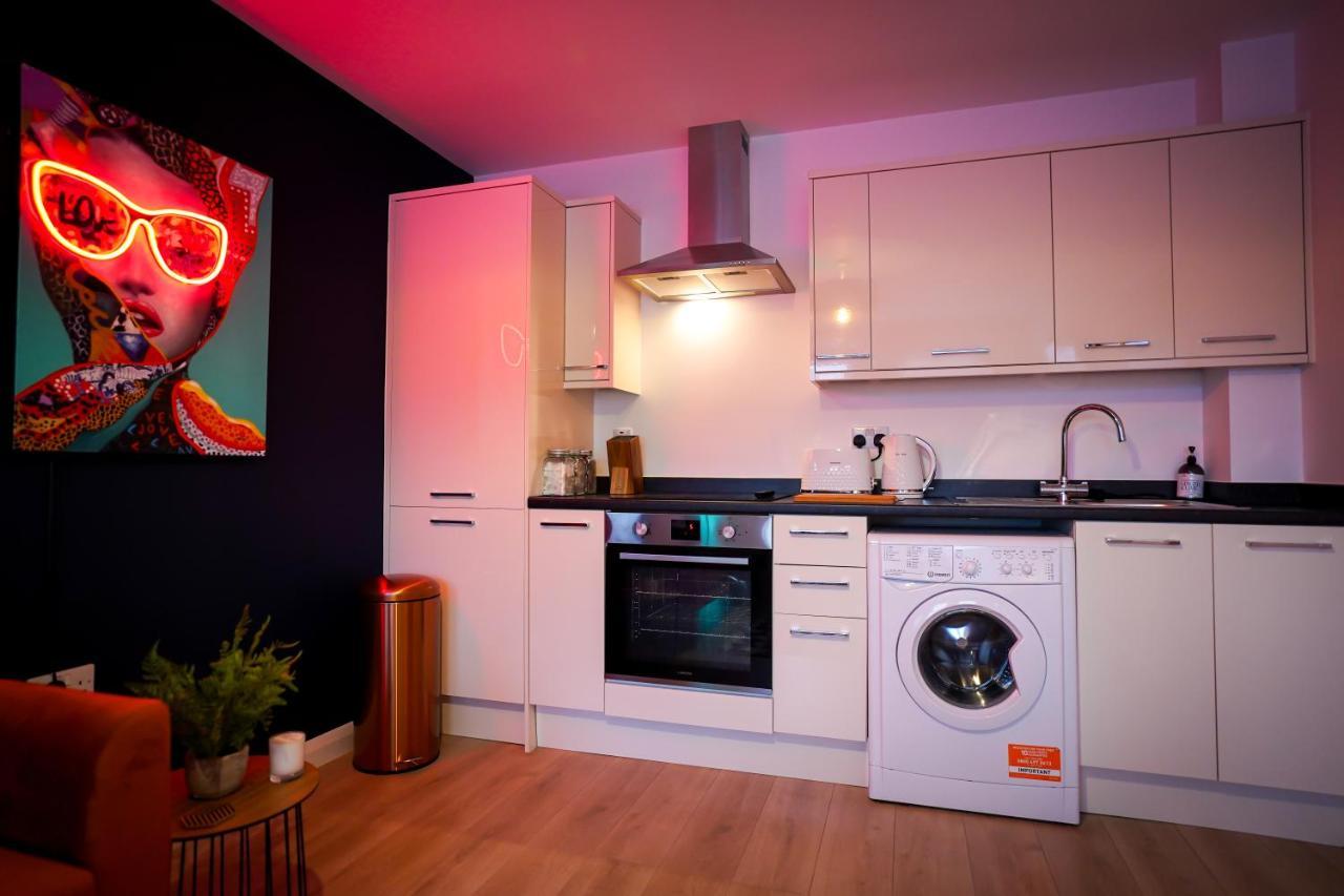Neon Road At Park House Peterborough City Centre Apartment Bagian luar foto