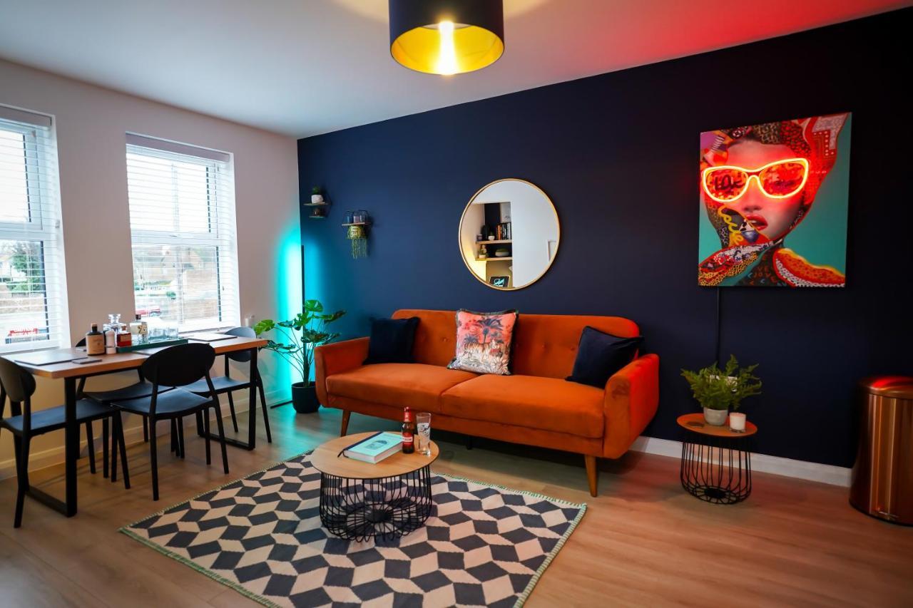 Neon Road At Park House Peterborough City Centre Apartment Bagian luar foto