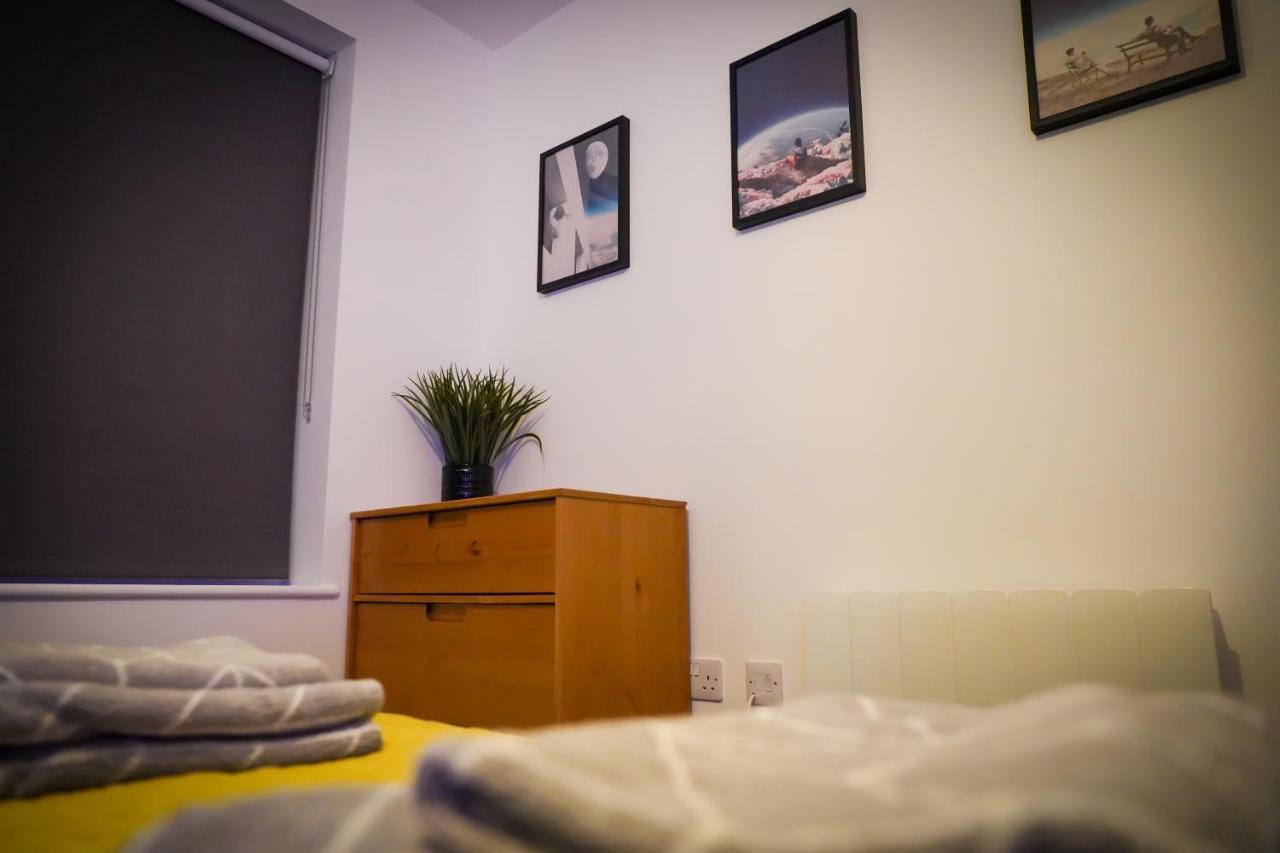 Neon Road At Park House Peterborough City Centre Apartment Bagian luar foto