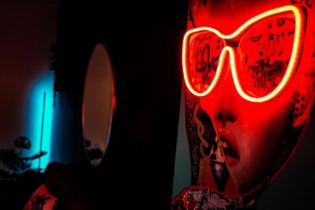 Neon Road At Park House Peterborough City Centre Apartment Bagian luar foto