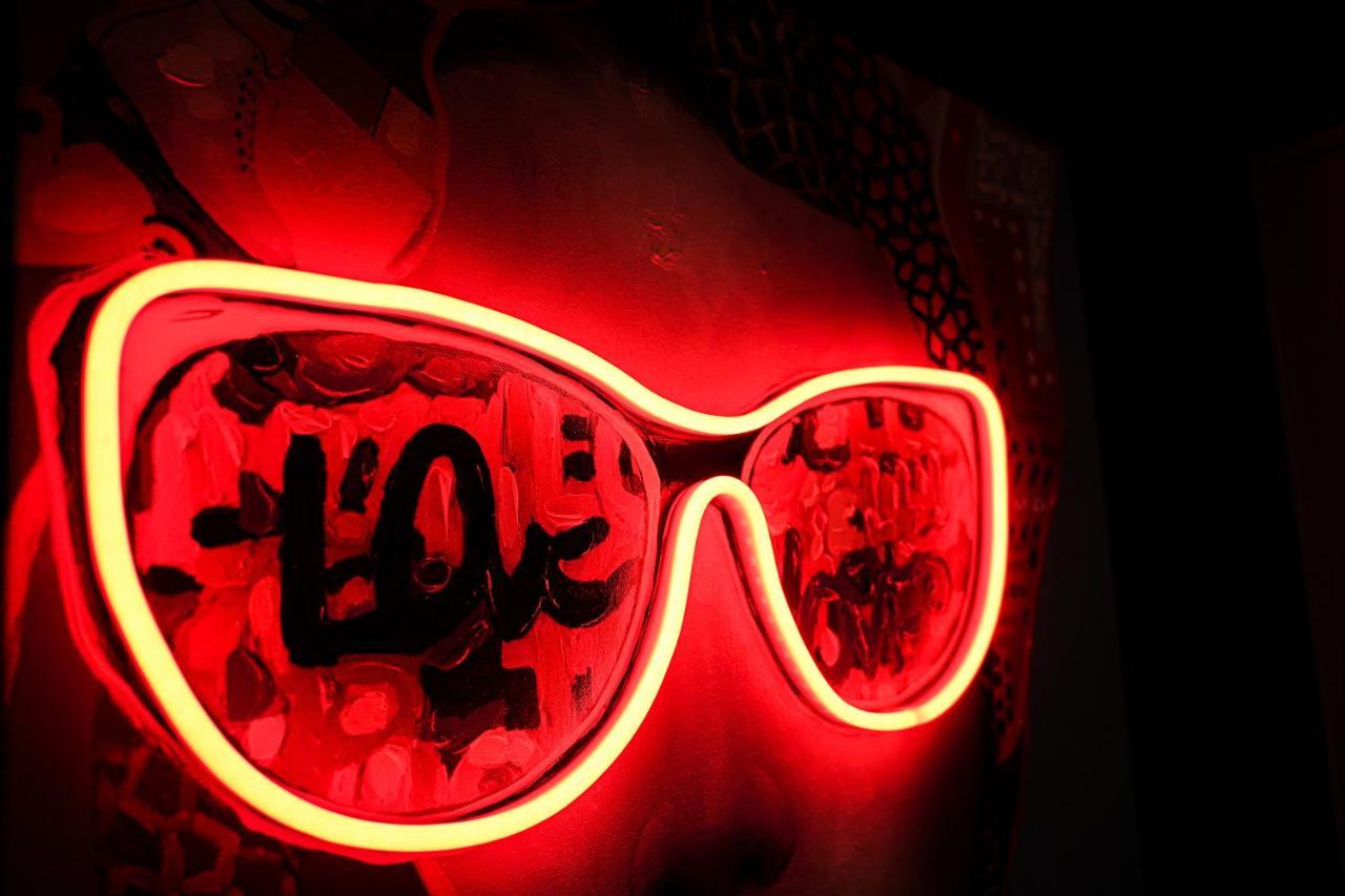 Neon Road At Park House Peterborough City Centre Apartment Bagian luar foto