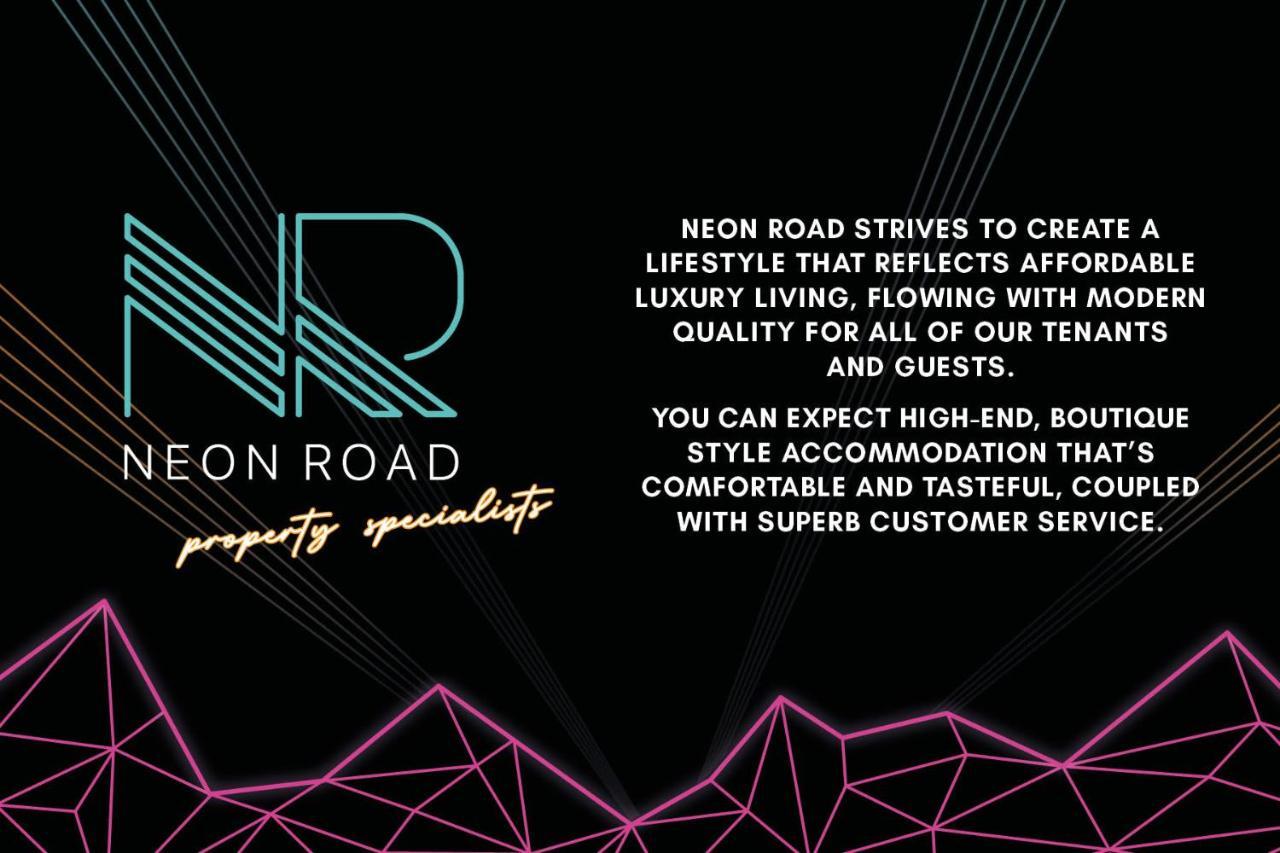 Neon Road At Park House Peterborough City Centre Apartment Bagian luar foto